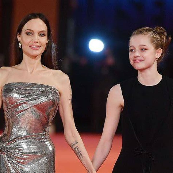 Angelina Jolie Wheelchair | Did Angelina Jolie Lose Her Leg