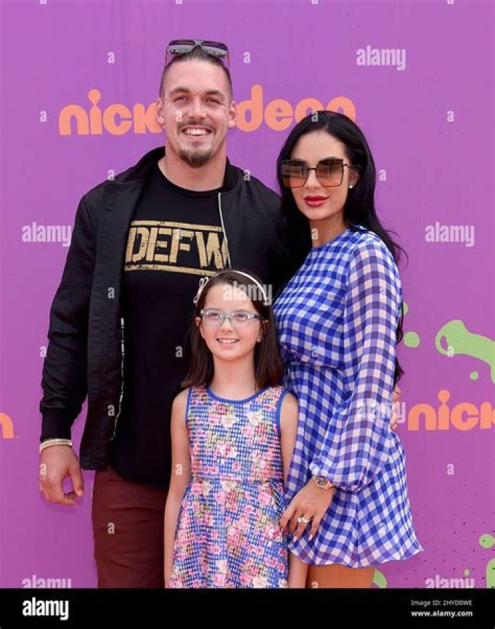 Derek Wolfe Wife: Everything You Need to Know About Abigail Burrows