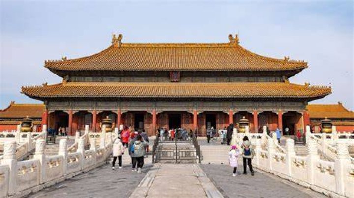 Discover The World's Largest Palace