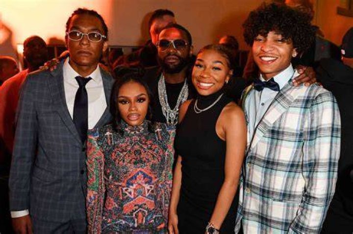 Discoveries In Floyd Mayweather's Family Circle