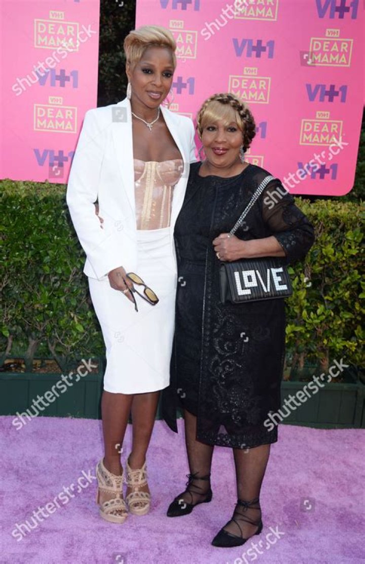 Is Mary J Blige mother Cora Blige still alive?