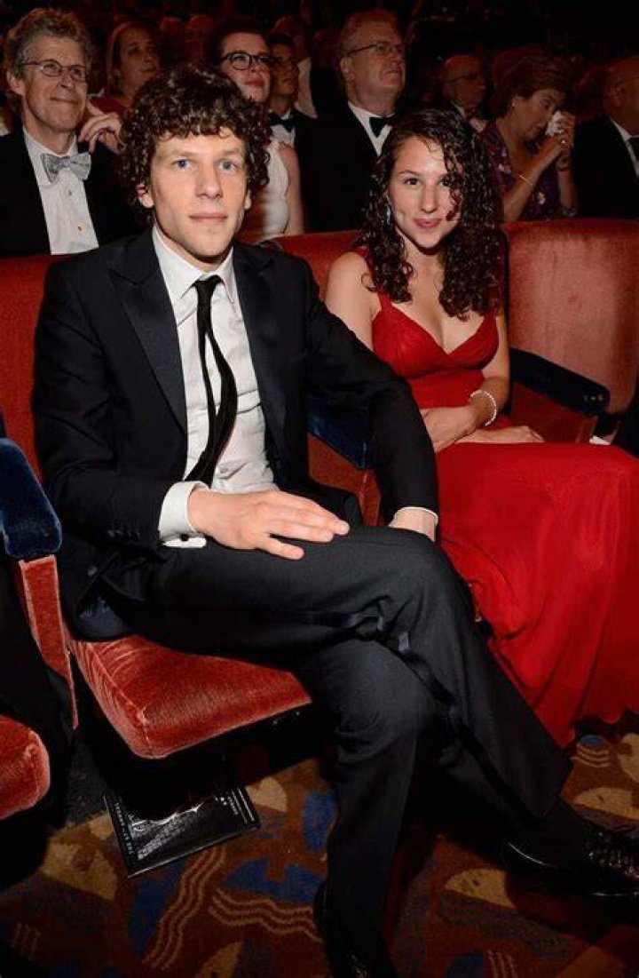 Jesse Eisenberg- Bio, Net Worth, Height, Girlfriend, Career