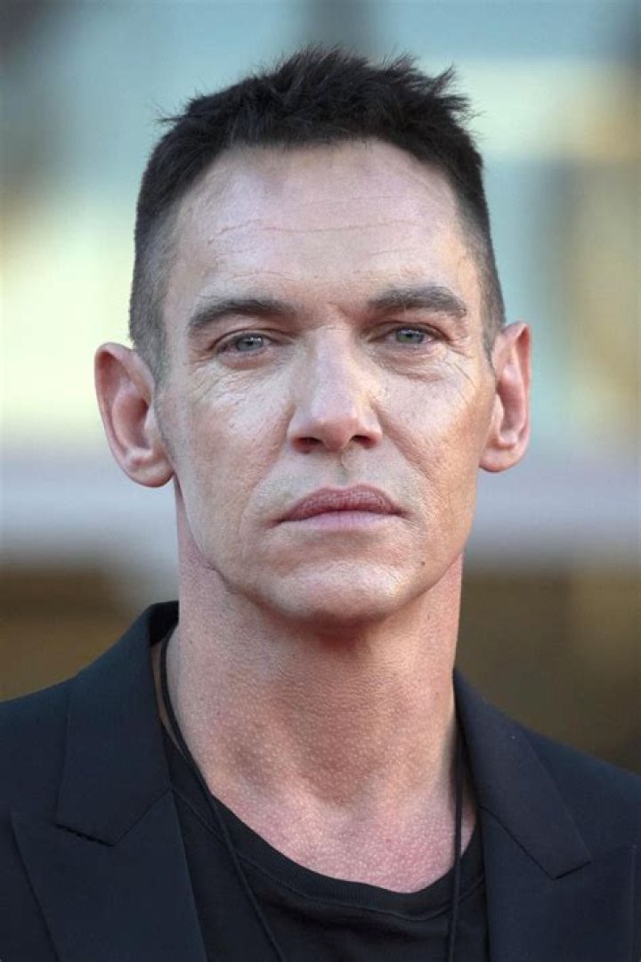Jonathan Rhys Meyers ·