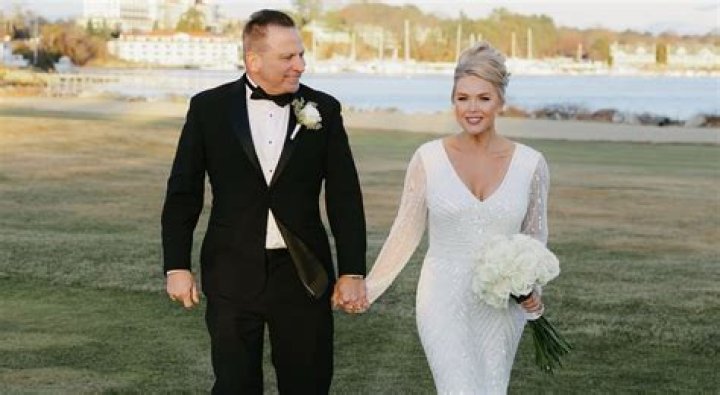 Kati Morton's Married life wht her husband. Know also about her age, career, net worth, instagram, book, and so on.