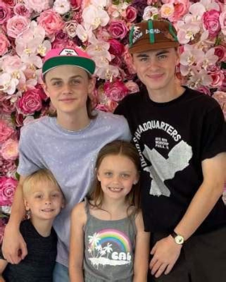 Know Her Siblings, Age & Bio