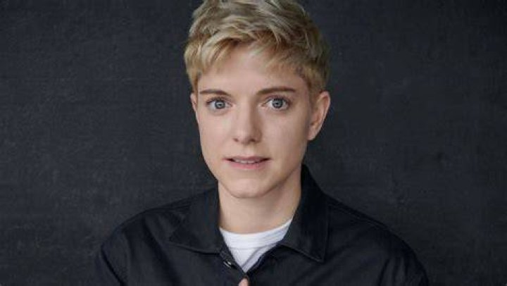 Mae Martin Biography, Age, Height, Husband, Net Worth, Family