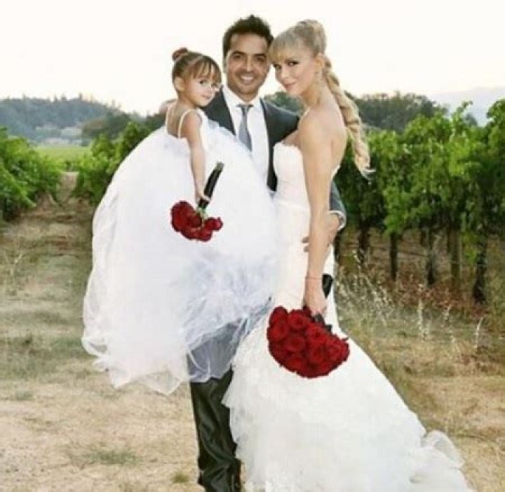 Meet Agueda Lopez, a second wife of Luis Fonsi, an American singer.