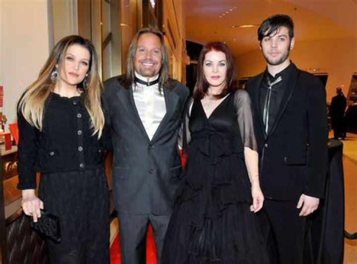 Navarone Garibaldi’s parents,siblings,netwothy and more |