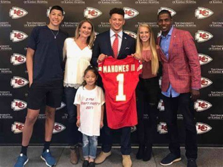 Patrick Mahomes Parents, Age, Wife, Career, Family & Net Worth |