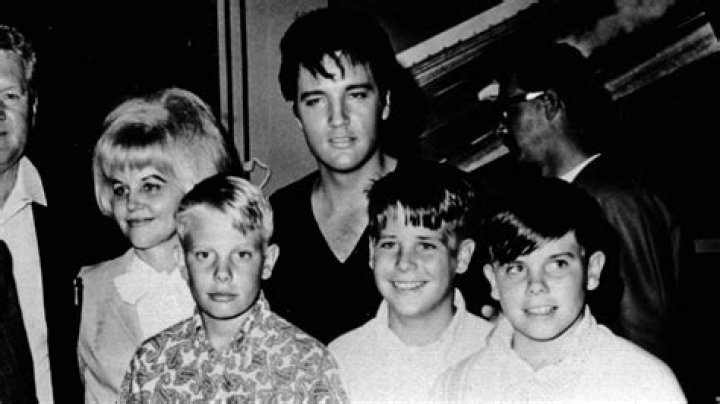 Presley Siblings: A Fascinating Look into Elvis’s Brothers and Sisters