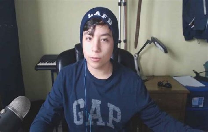 Quackity full name, Girlfriend, Age, Family, Height, Net Worth & More.