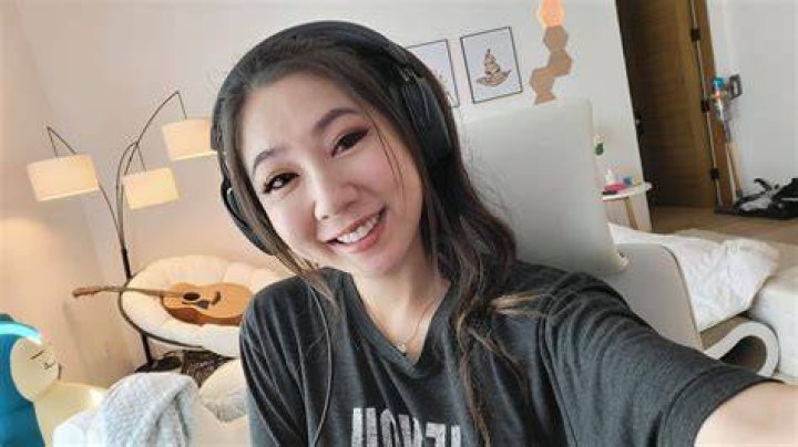 Real name, age, boyfriend, net worth |