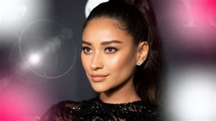 Shay Mitchell- Wiki, Age, Height, Net Worth, Boyfriend, Ethnicity, Career