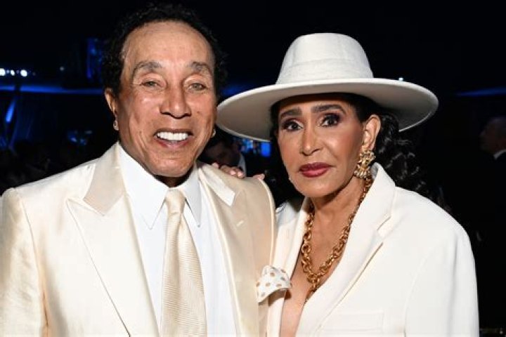 Smokey Robinson Parents, Nationality, Family, Ethnicity, Wife