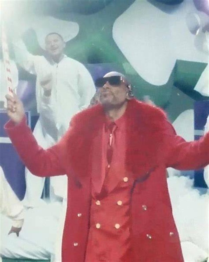Snoop Dogg Drops Holiday EP 2-Piece 'Funky Christmas' |
