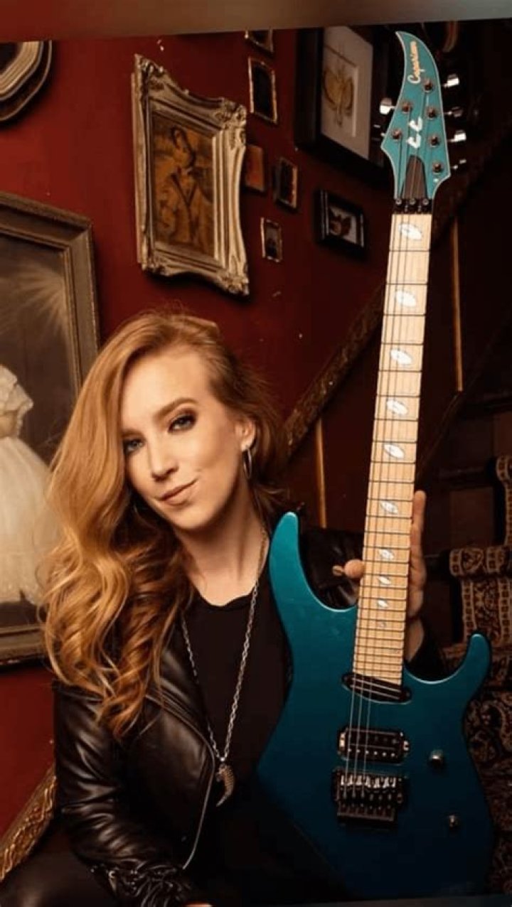 Unveiling Courtney Cox's Guitar Mastery: Secrets And Techniques Revealed
