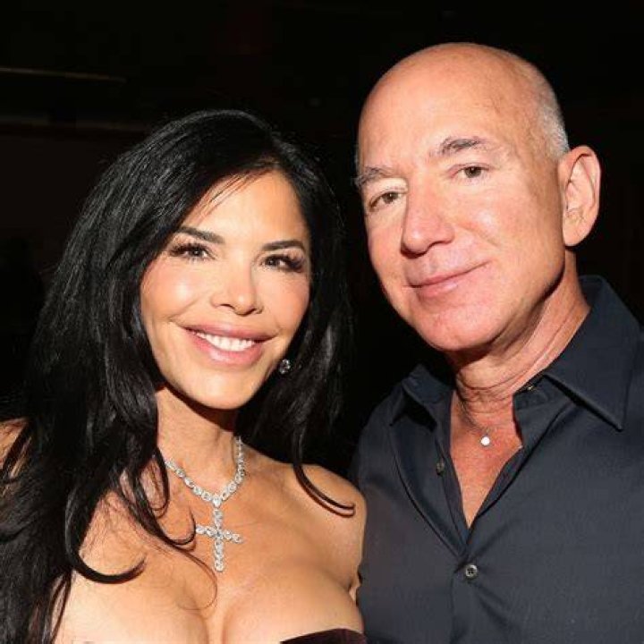 Unveiling The Truth Behind "Lauren Sanchez Bikini Pics"