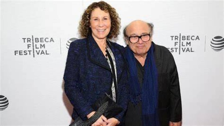 Who is Rhea Perlman? Wiki, Age, Ethnicity, Wife, Height, Net Worth, Career (Biographygist)